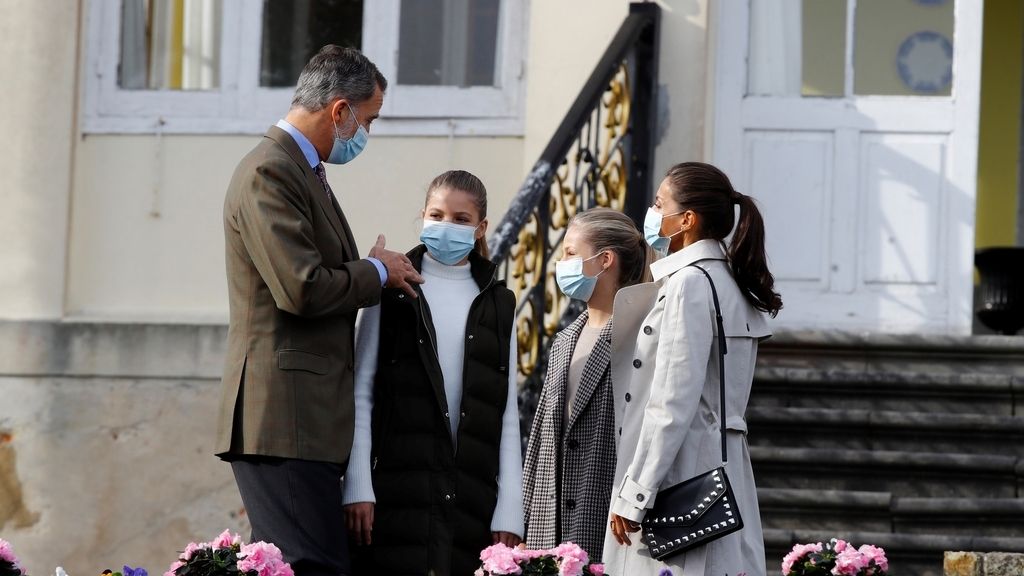 Somao recibe a los reyes y sus hijas como pueblo ejemplar de Asturias 2020