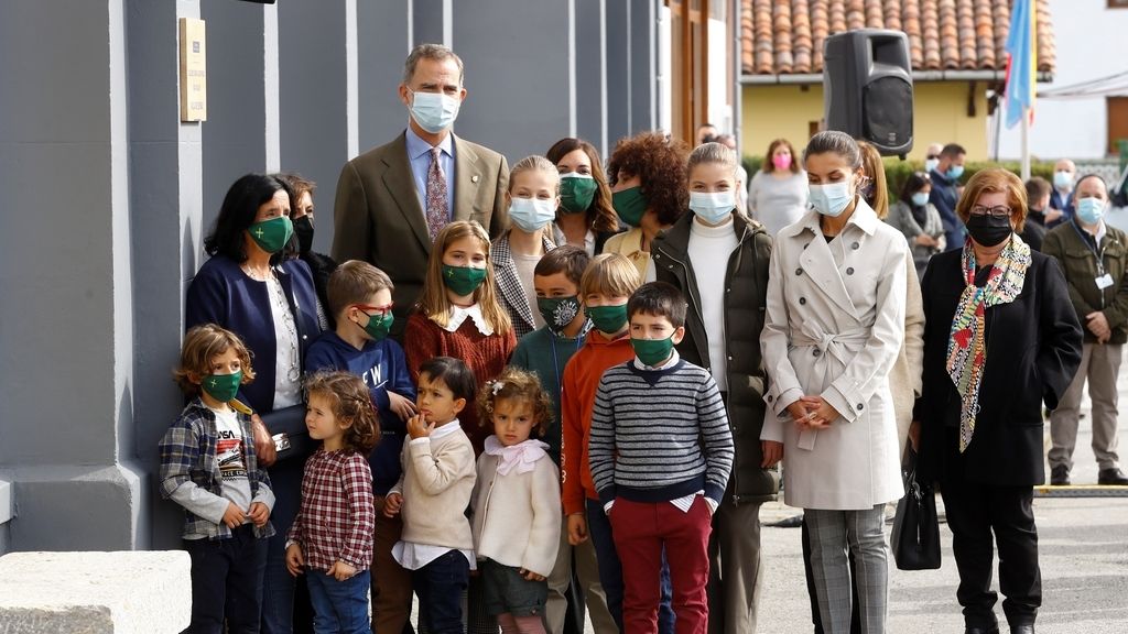 Somao recibe a los reyes y sus hijas como pueblo ejemplar de Asturias 2020
