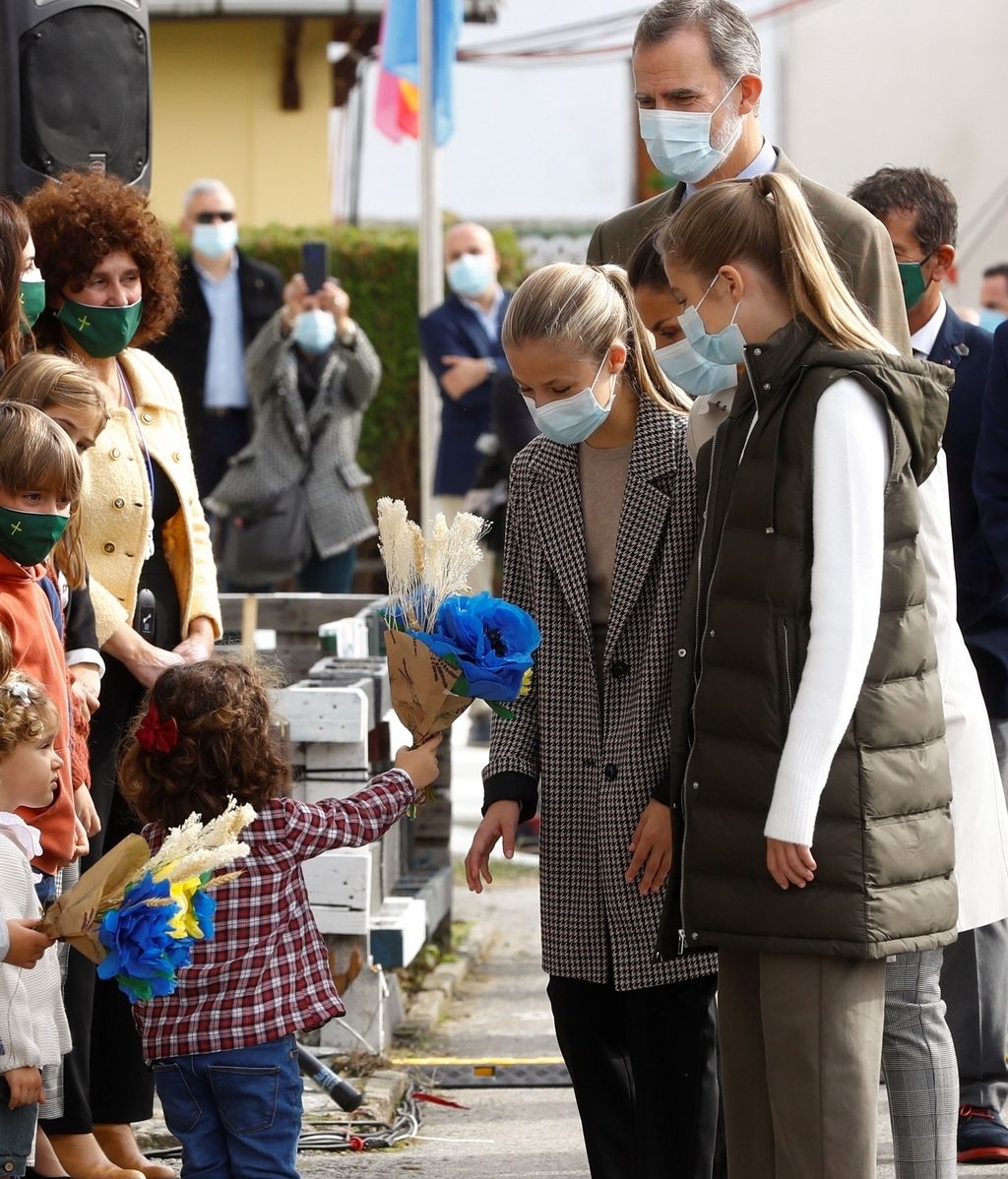 Somao recibe a los reyes y sus hijas como pueblo ejemplar de Asturias 2020