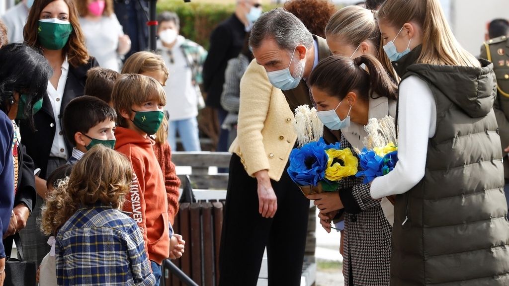Somao recibe a los reyes y sus hijas como pueblo ejemplar de Asturias 2020