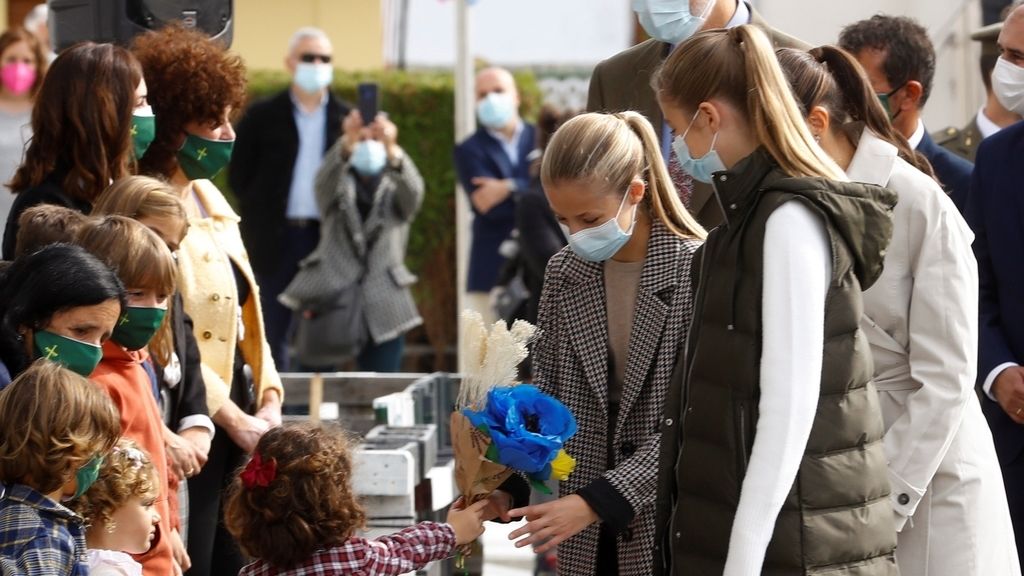 Somao recibe a los reyes y sus hijas como pueblo ejemplar de Asturias 2020