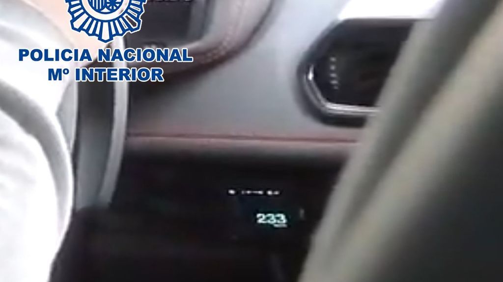 La Policía Nacional detiene a un youtuber que se grabó conduciendo a 233 km/h en una zona limitada a 80 km/h La Policía Nacional detiene a un youtuber que se grabó conduciendo a 233 km/h en una zona limitada a 80 km/h
