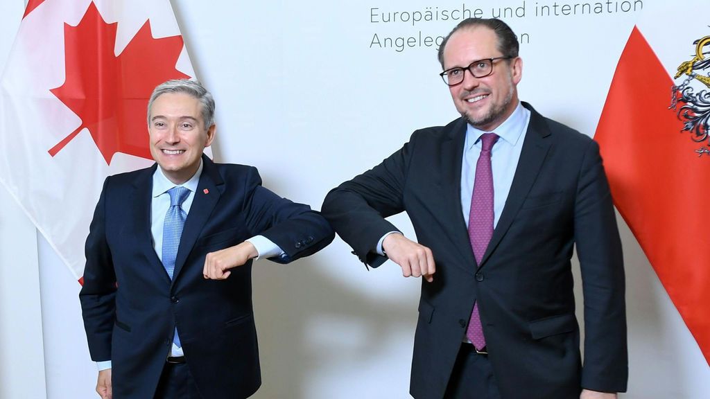 El ministro de Exteriores austriaco, Alexander Schallenberg, a la derecha