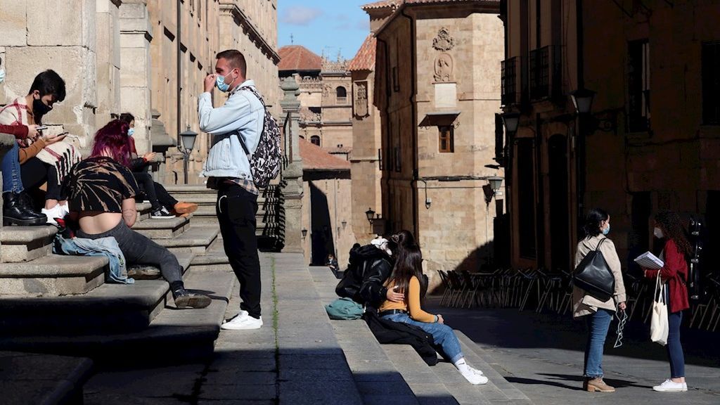 Los contagios siguen marcando máximos mientras las comunidades establecen nuevas restricciones Los contagios siguen marcando máximos mientras las comunidades establecen nuevas restricciones