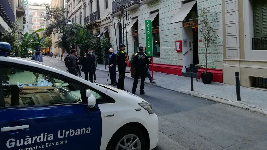 La Guardia Urbana obliga a cerrar a una hostelera insumisa La Guardia Urbana obliga a cerrar a una hostelera insumisa