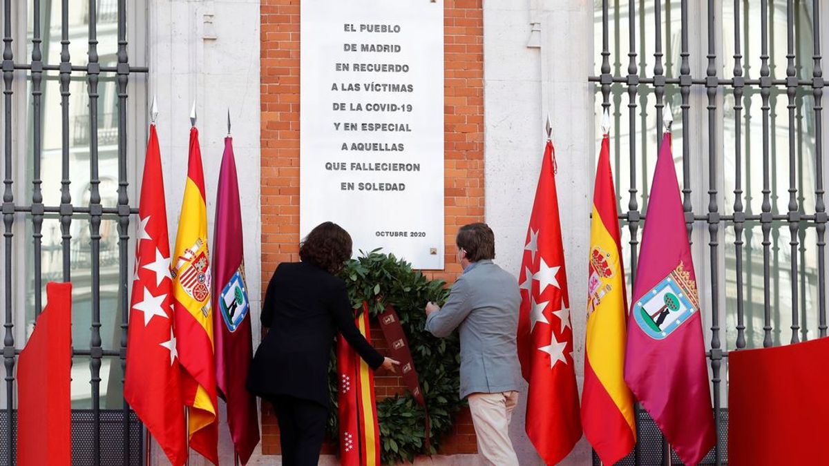 Madrid coloca una placa en la Puerta del Sol en recuerdo de las víctimas del coronavirus