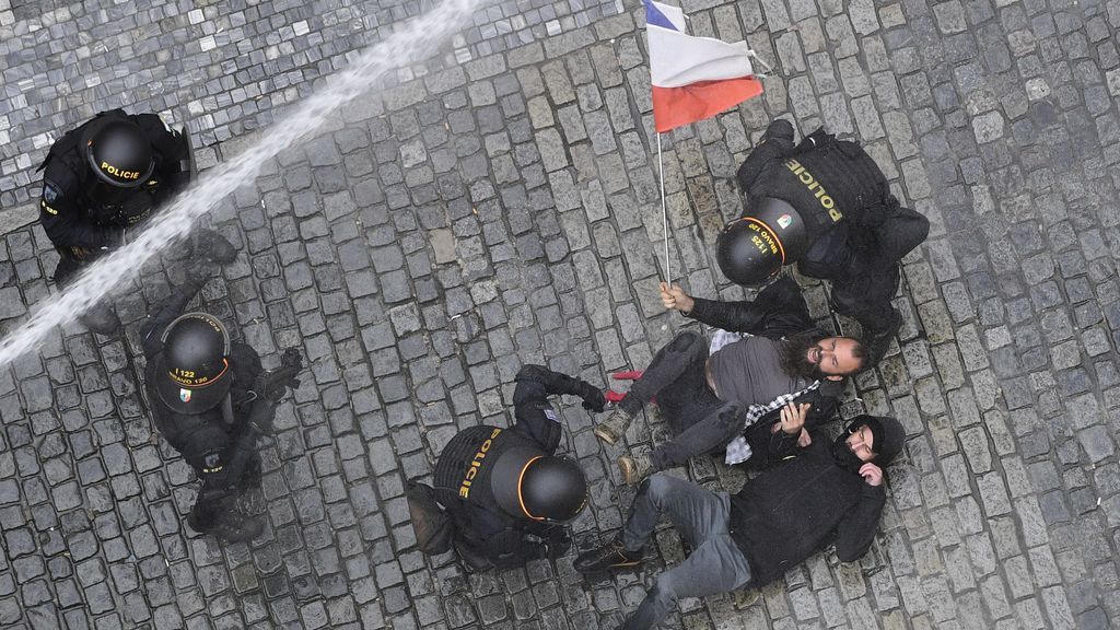 Policía y manifestantes se enfrentan tras una protesta contra las restricciones por coronavirus en Praga