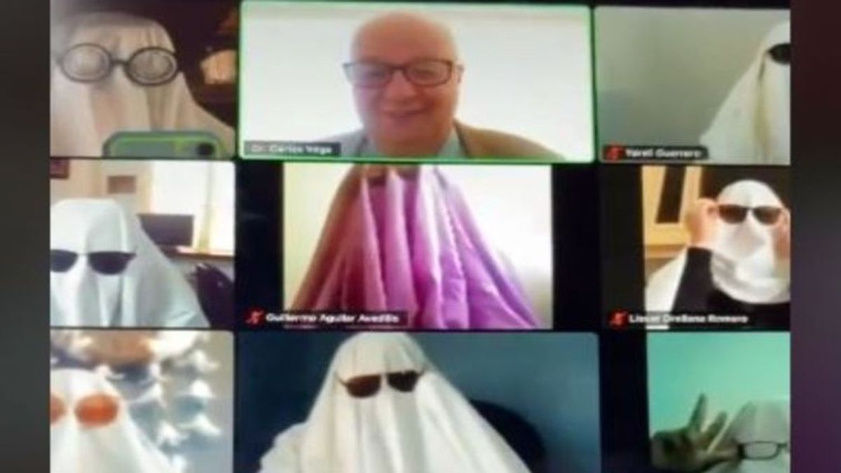 Un grupo de estudiantes se disfraza de fantasmas para gastarle una broma online al profesor