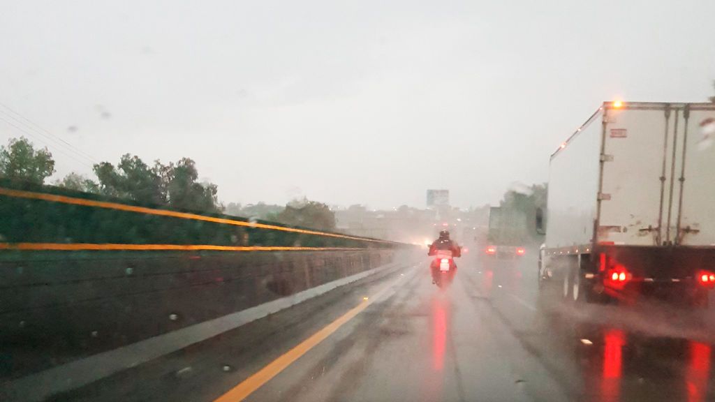 Conducir una moto con lluvia: consejos para una conducción segura