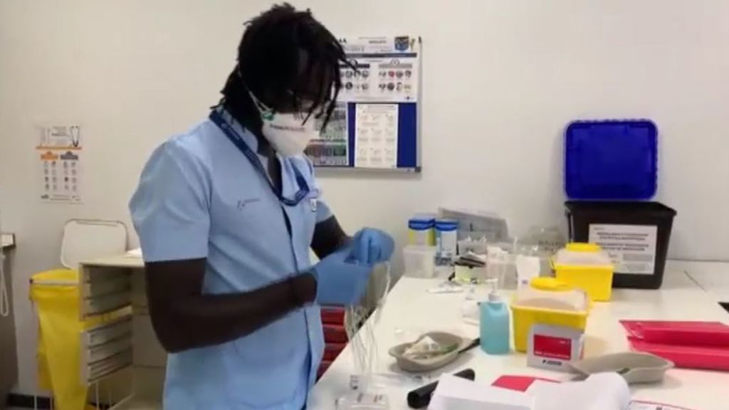 La historia de Mbaye, de llegar en patera a ser enfermero