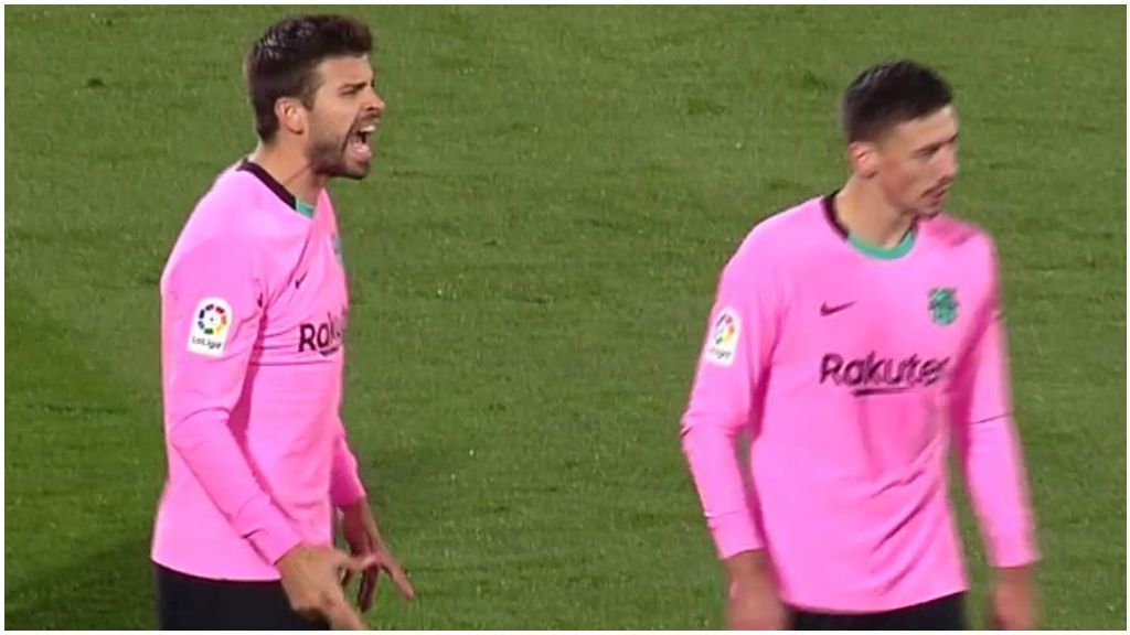 Piqué grita a sus compañeros durante el Getafe - Barça.