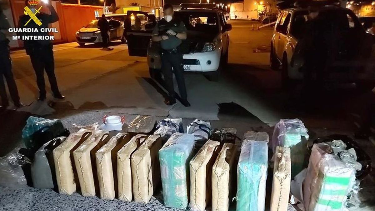 Una de las pateras que llegaron el domingo a Lanzarote traía también 544 kilos de hachís Una de las pateras que llegaron el domingo a Lanzarote traía también 544 kilos de hachís