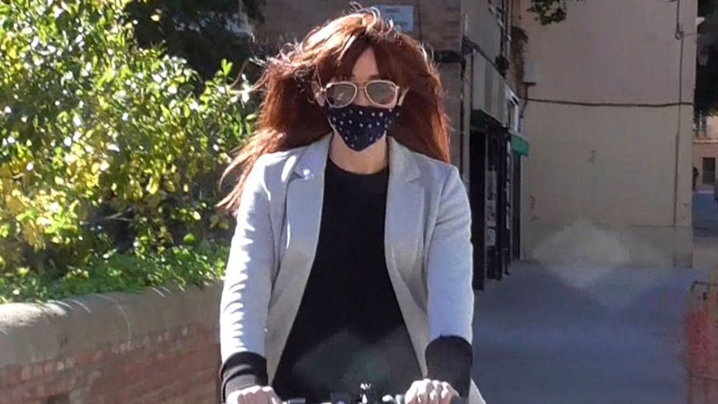 Ángela Dobrowolski, mujer de Mainat, en patinete con peluca y gafas