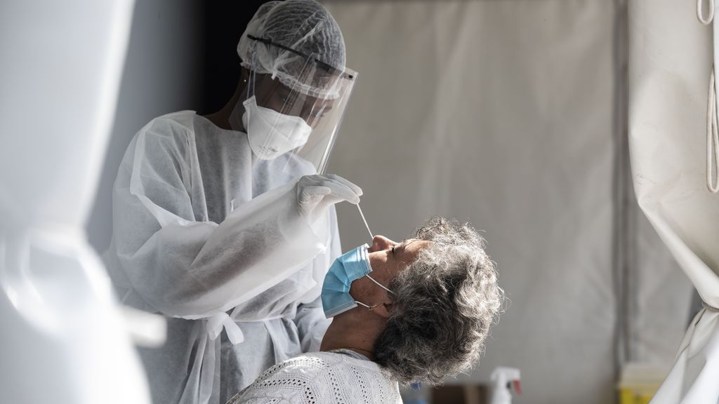 España llegará este martes al millón de contagiados de covid y a los 34.000 muertos oficiales España llegará este martes al millón de contagiados de covid y a los 34.000 muertos oficiales