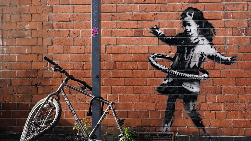 Una niña jugando con la cubierta de una bici a modo de hula-hop: Banksy confirma la autoría de su nueva obra