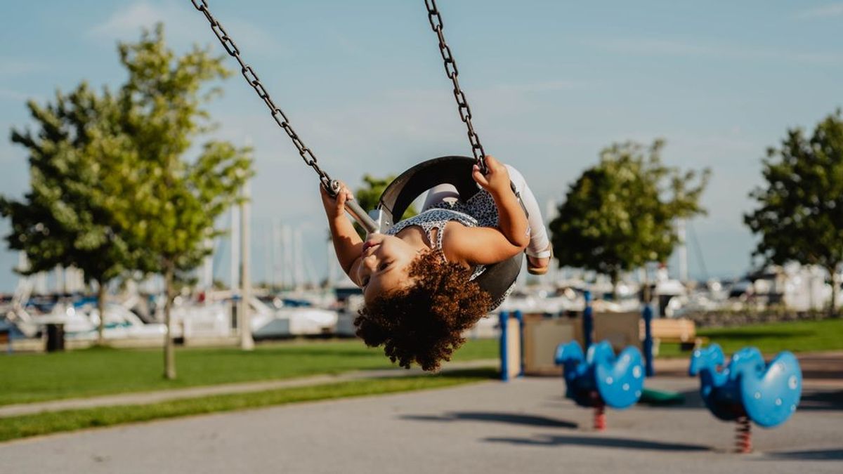 Divertidos, coloridos y muy sanos: jugar en parques, una práctica infantil llena de ventajas