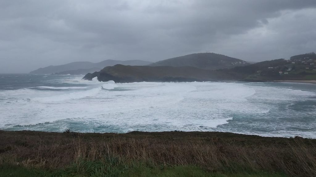 Una borrasca de lluvia, oleaje y viento azota nueve provincias del norte e interior de España Una borrasca de lluvia, oleaje y viento azota nueve provincias del norte e interior de España