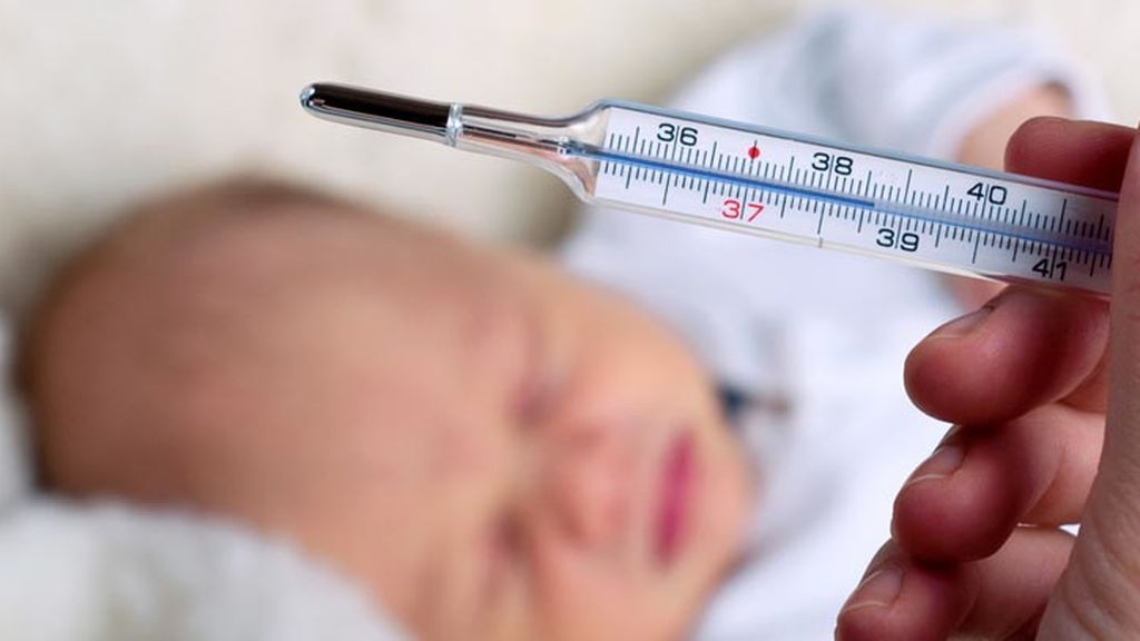 Habrá que acudir a un especialista cuando el pequeño tenga una fiebre muy alta y no pueda respirar bien.