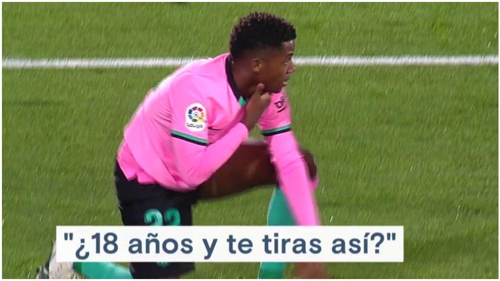 Ansu Fati se levanta tras un choque con Nyom.