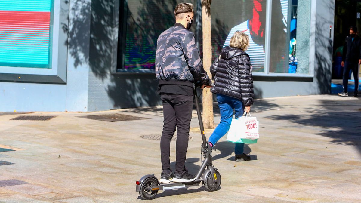 Los controladores SER multarán a partir de enero a patinetes, bicis y motos de alquiler mal aparcados Los controladores SER multarán a partir de enero a patinetes, bicis y motos de alquiler mal aparcados