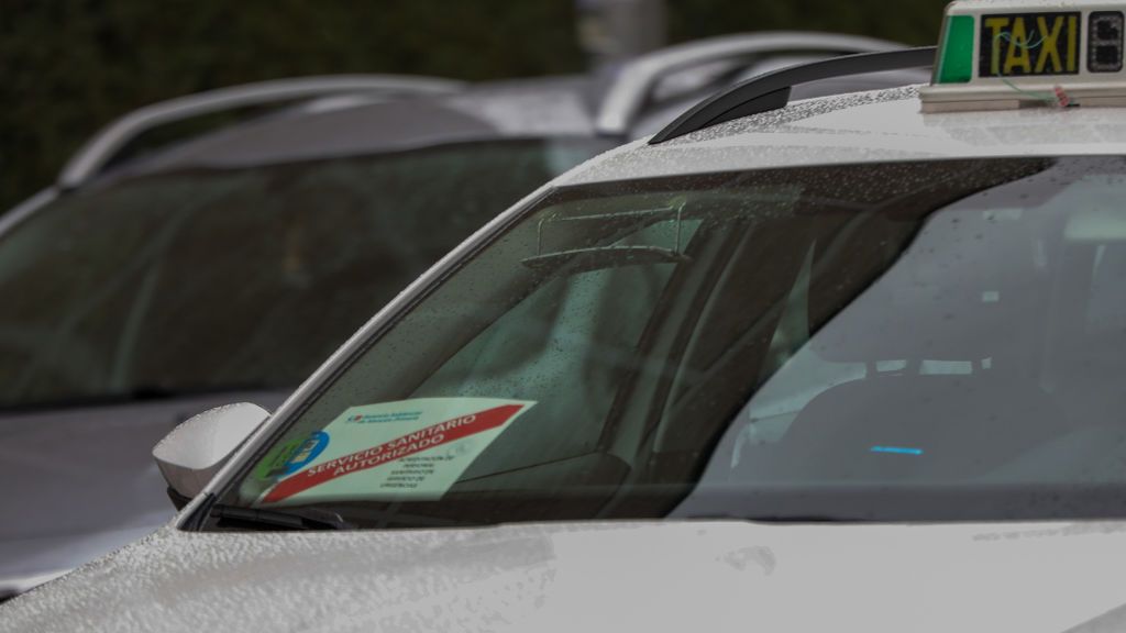 Secuestran y atracan a punta de navaja a una taxista de Santiago: “Tuve que tirarme del coche para huir” Secuestran y atracan a punta de navaja a una taxista de Santiago: “Tuve que tirarme del coche para huir”