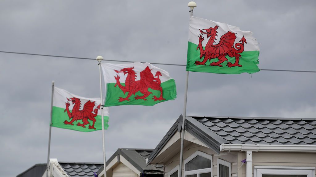 Gales decreta el confinamiento total