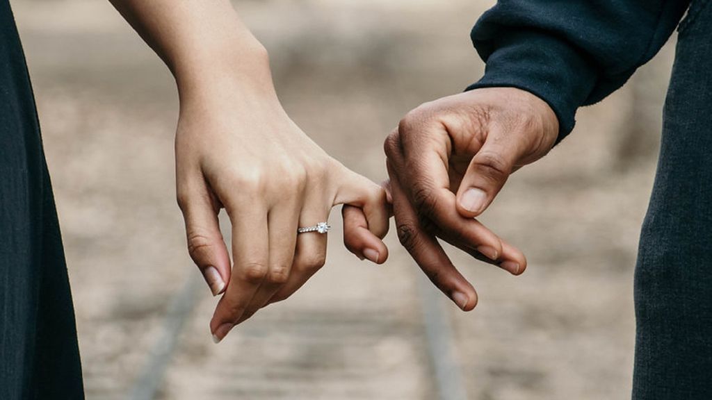 Condenado a pagar 3.000 euros a su exmujer por ocultarle su orientación sexual Condenado a pagar 3.000 euros a su exmujer por ocultarle su orientación sexual