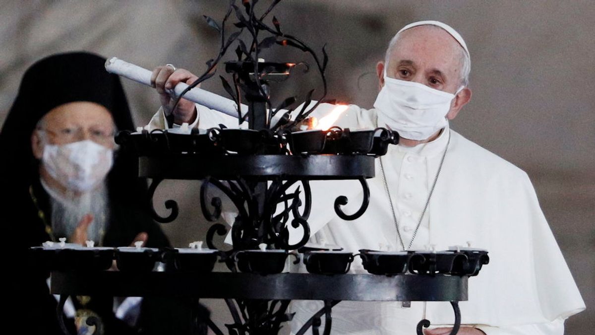 El Papa Francisco lleva mascarilla por primera vez en público y reza por la paz en el mundo El Papa Francisco lleva mascarilla por primera vez en público y reza por la paz en el mundo