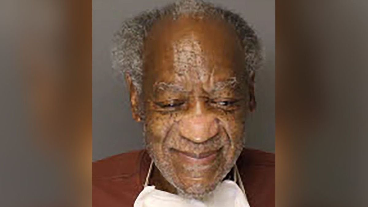 La última foto de Bill Cosby en la cárcel: luciendo una sonrisa de oreja a oreja y con la mascarilla en el cuello