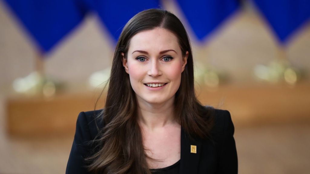 El escote de Sanna Marin, primera ministra de Finlandia: del revuelo a la campaña feminista en su apoyo El escote de Sanna Marin, primera ministra de Finlandia: del revuelo a la campaña feminista en su apoyo