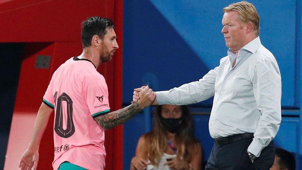 Messi choca la mano con Koeman en un partido de pretemporada.