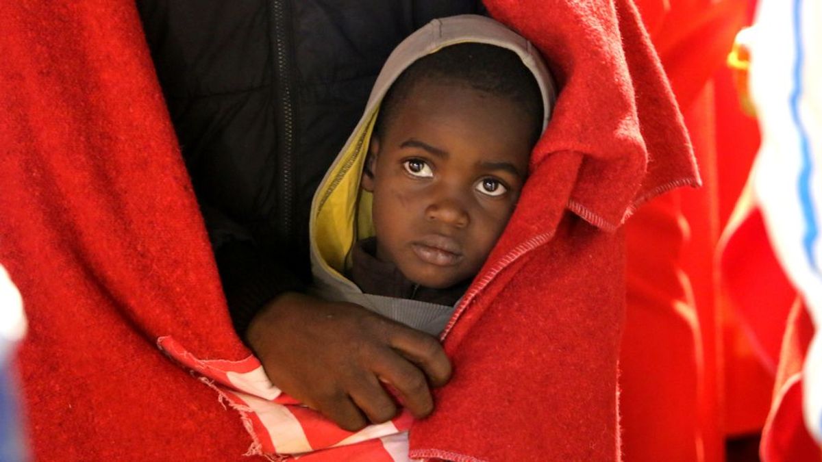 La Fiscalía separa a 12 niños de sus madres tras llegar en patera a Canarias La Fiscalía separa a 12 niños de sus madres tras llegar en patera a Canarias