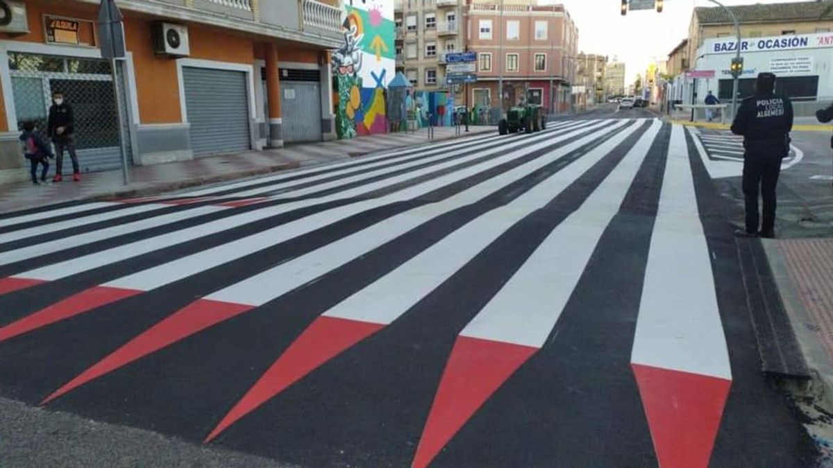 Un paso de peatones de récord: en Algemesí, Valencia, instalan un cruce que mide 30 metros de longitud