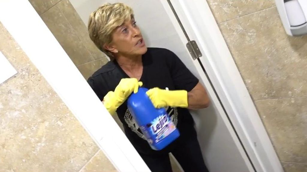 El primer reto de Chelo Gª Cortés: limpiar el baño