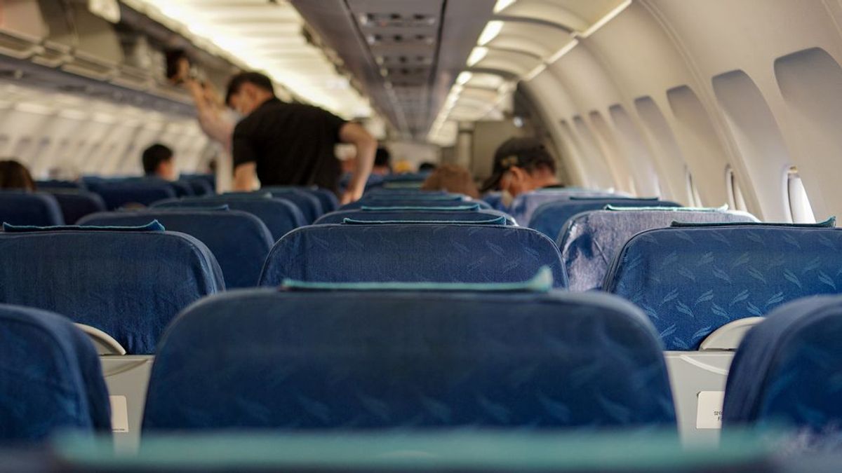 Una mujer de 30 años muere por coronavirus a bordo de un avión que estaba a punto de despegar