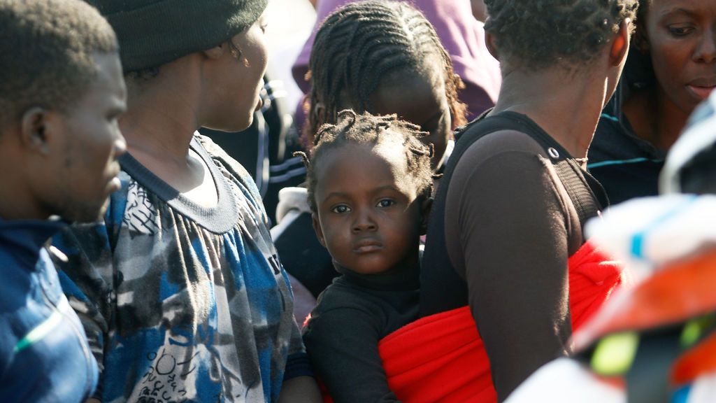 El Defensor del Pueblo investiga por qué la Fiscalía separa a madres y niños llegados en patera a Canarias El Defensor del Pueblo investiga por qué la Fiscalía separa a madres y niños llegados en patera a Canarias