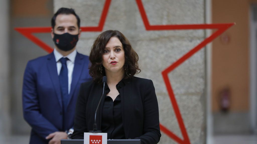Ayuso quiere el "cierre temporal de unas horas", pero evita aclarar si pedirá un toque de queda a Sánchez Ayuso quiere el "cierre temporal de unas horas", pero evita aclarar si pedirá un toque de queda a Sánchez