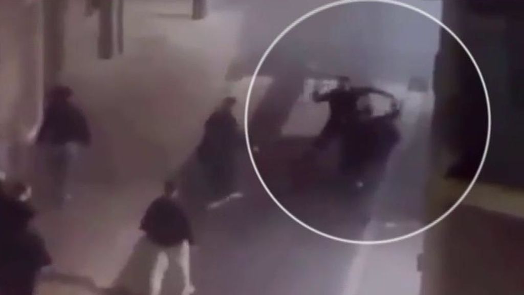 Las imágenes grabadas por los vecinos de la brutal pelea con machetes en el barrio del Raval