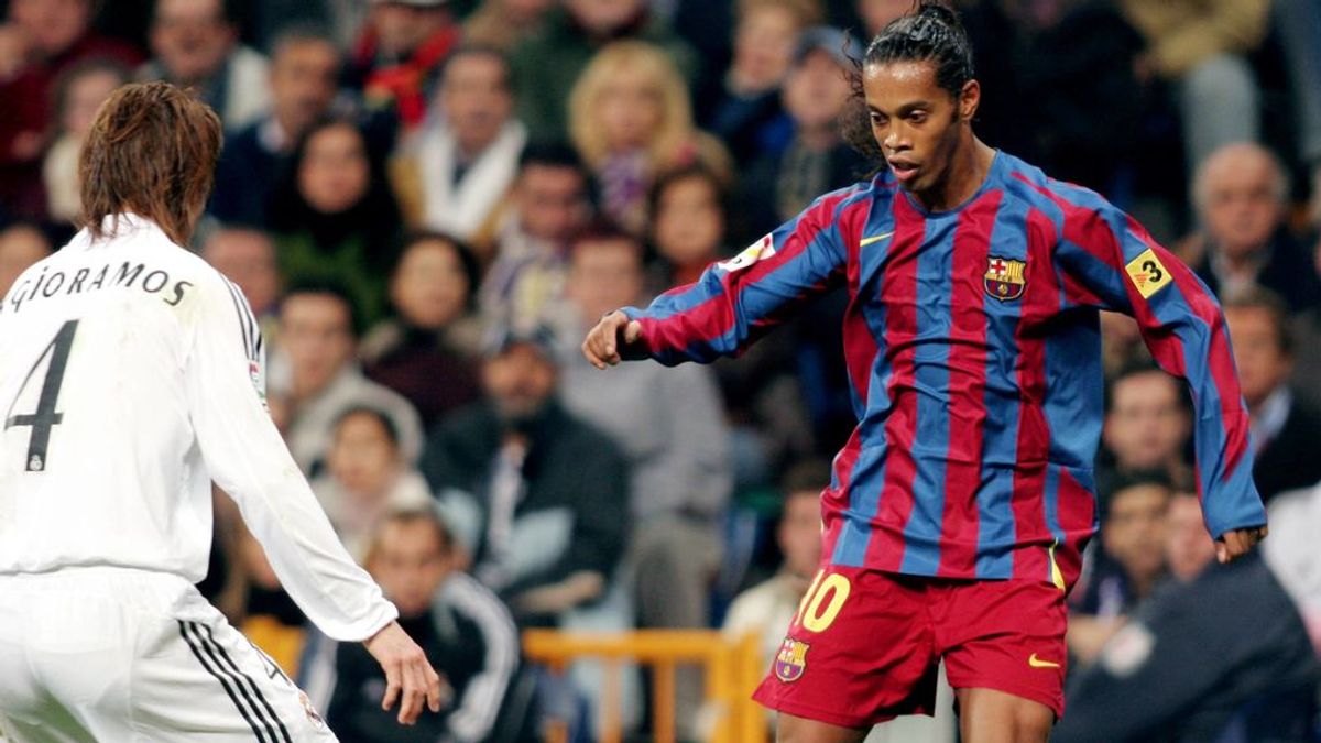 Ronaldinho encara a Sergio Ramos en el clásico de noviembre de 2005.