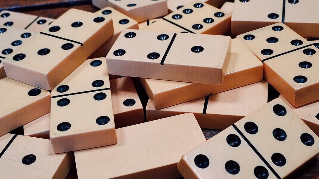 dominoes-1615704_1280