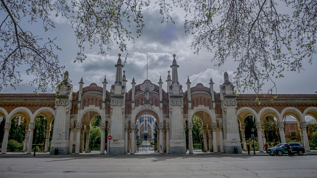 Detenidos un padre y su hija por robar en los vehículos aparcados en el cementerio madrileño de La Almudena Detenidos un padre y su hija por robar en los vehículos aparcados en el cementerio madrileño de La Almudena