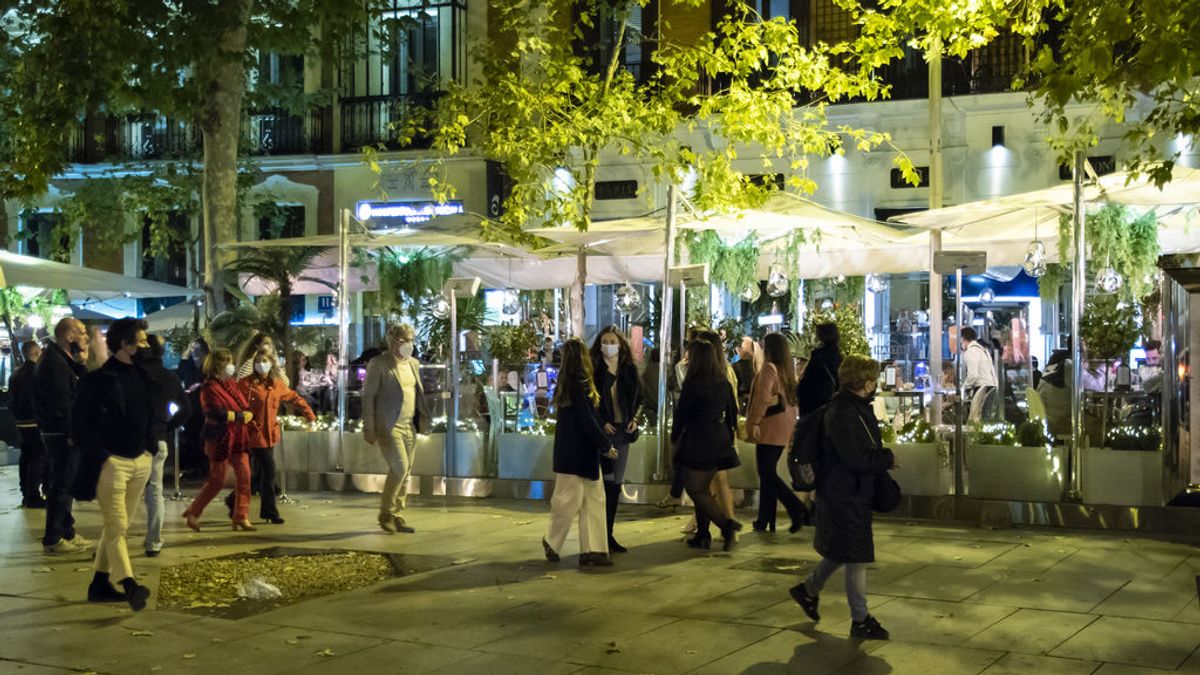 El toque de queda, según los expertos: "Mejor desde las 21.00, a medianoche serviría de poco" El toque de queda, según los expertos: "Mejor desde las 21.00, a medianoche serviría de poco"