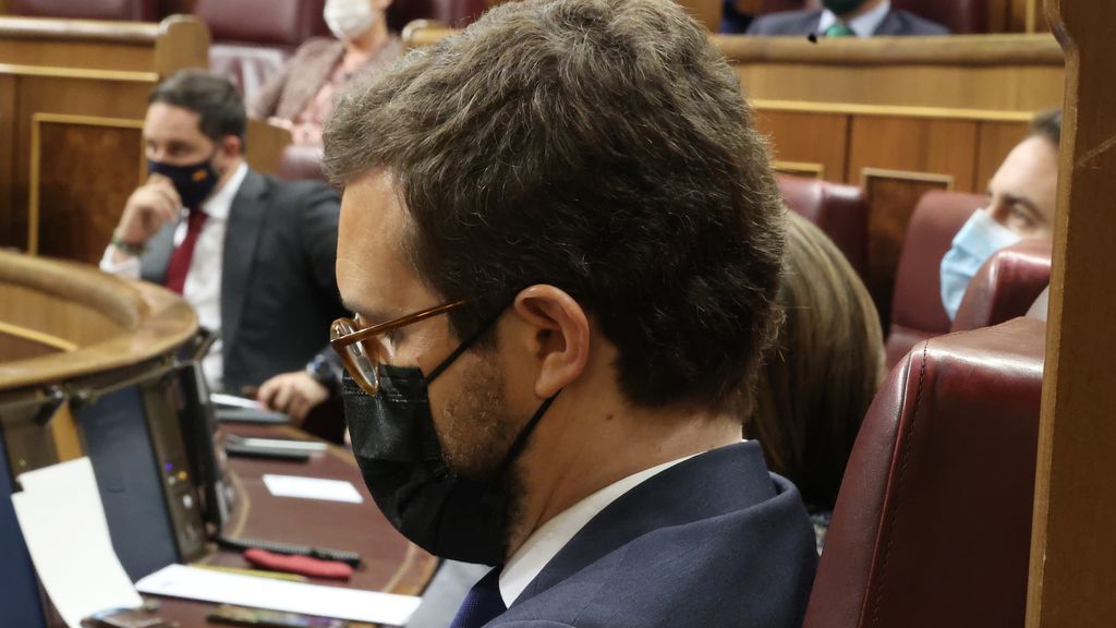 Casado asiste al debate de la moción de censura de Vox marcado de cerca por Santiago Abascal Casado asiste al debate de la moción de censura de Vox marcado de cerca por Santiago Abascal