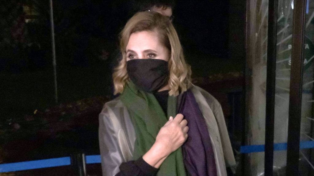 Ágatha Ruiz de la Prada, de luto, acudía a última hora de la tarde