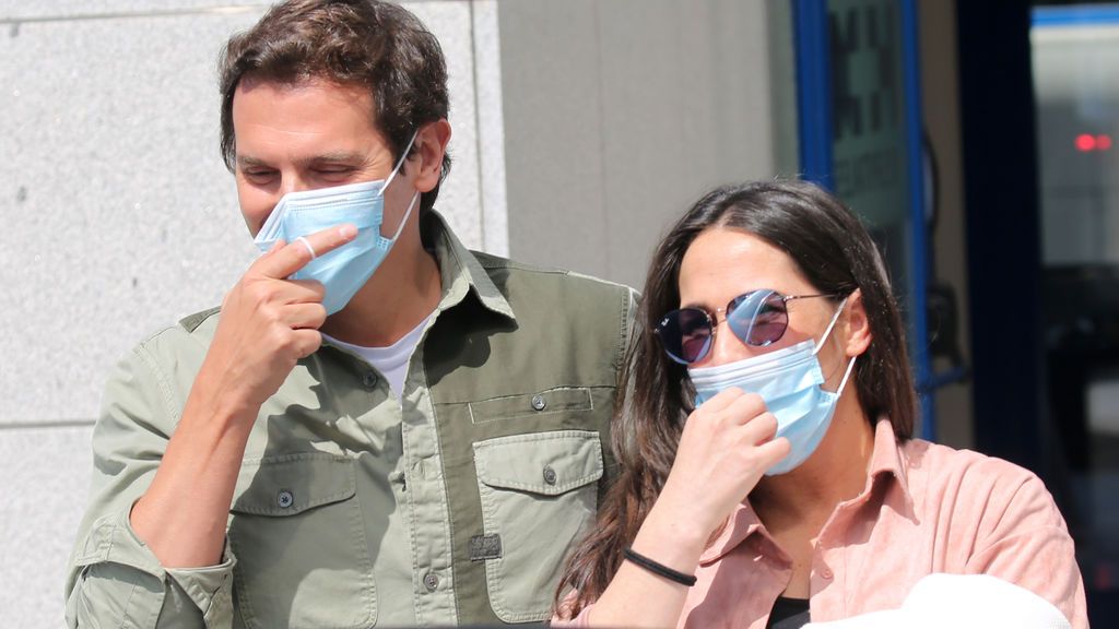 Mantita rosa y sombrilla azul: detalles del paseo callejero de Lucía, la hija de Malú y Albert Rivera