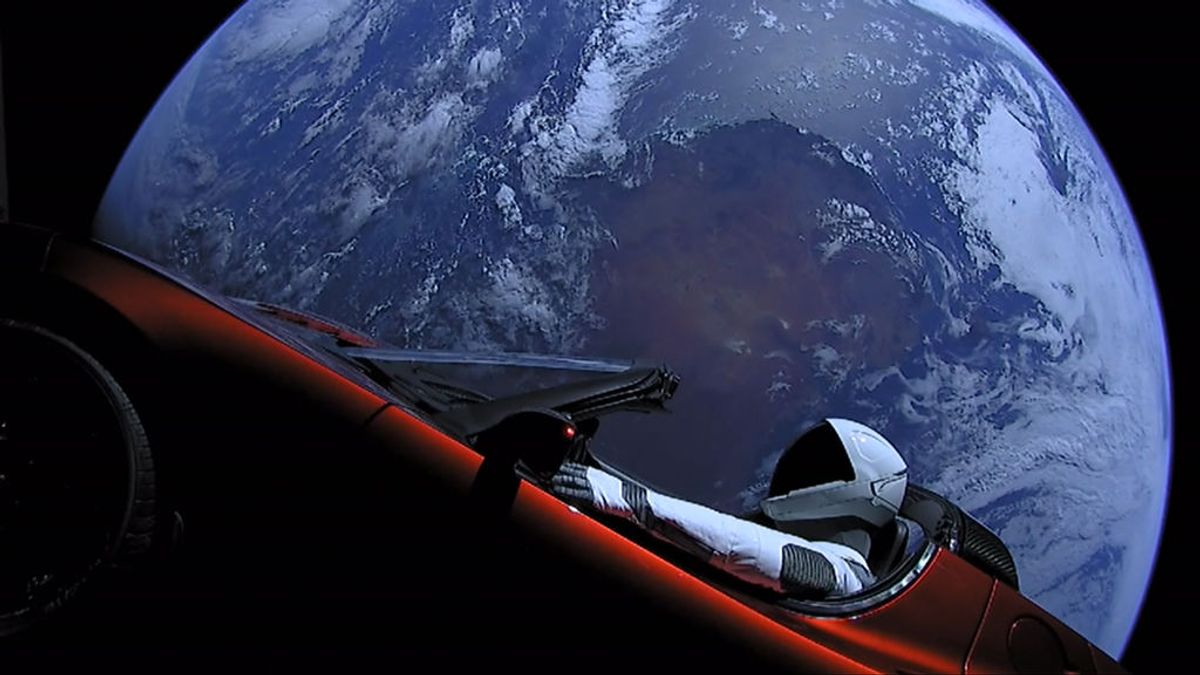 Starman pasa 'cerca' de Marte en un Tesla rojo