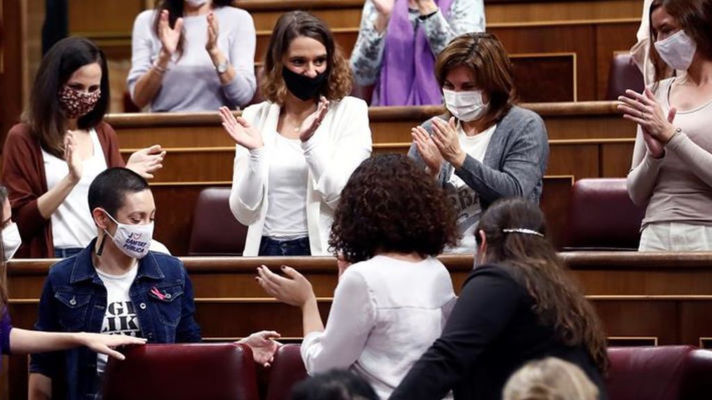 Aina Vidal vuelve entre aplausos al Congreso después de su baja por el cáncer