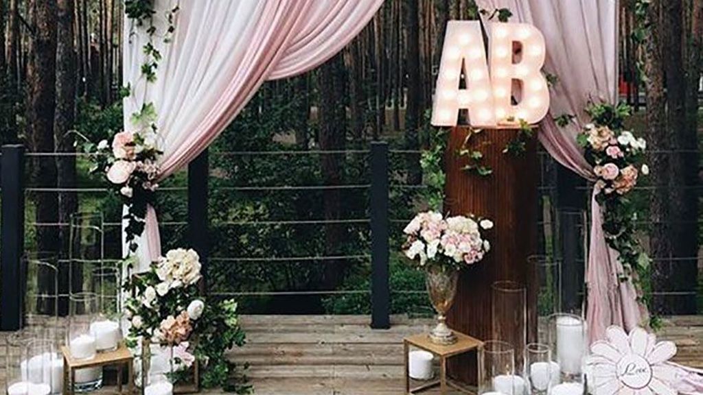 Cómo crear vuestro propio atrezzo para el photocall de la boda: ideas para reducir el presupuesto.