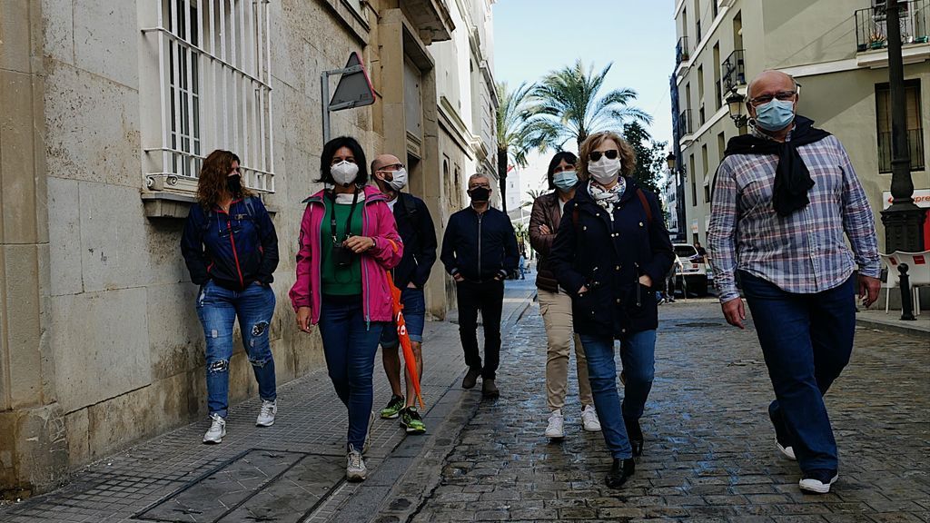 Rocío, de rosa,  y su grupo de turistas, paseando por Cádiz