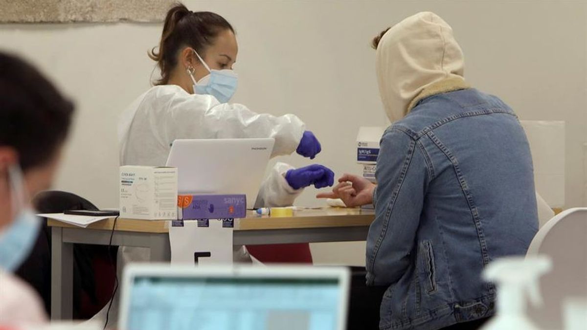 Estudiantes de la Universidad de Santiago realizandose pruebas de coronavirus